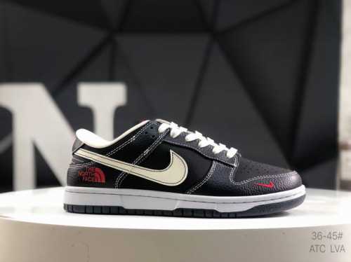 310 公司级带半码耐克 Nike Dunk Low 复古板鞋，尽情迈步，彰显个性风采。采用牛柔软皮革鞋面，经久耐穿，塑就如元年款 Dunk 般的复古质感。鞋头