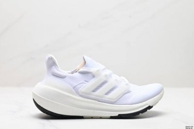 真标阿迪达斯adidas Ultraboost Light 耐磨缓震休闲运动跑鞋 采用网材搭配反光皮革鞋面 配上stretchweb网格外底 提供非凡穿着体验