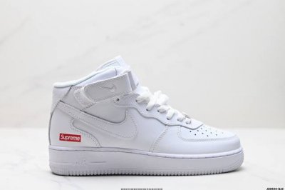 真标耐克nike Air Force 1 Mid 07 空军一号中帮百搭休闲运动板鞋。柔软、弹性十足的缓震性能和出色的中底设计，横跨复古与现代的外型结合，造就出