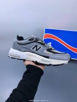 新百伦 New Balance Nb2000系列复古运动慢跑鞋，鞋面为合成皮革与聚酯网眼相拼，质轻、透气、包覆感舒适，鞋底的双色流线设计加上前后脚掌的双气垫支撑