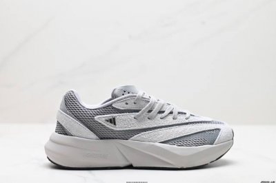 公司级adidas Lightblaze 舒适防滑 新款阿迪达斯低帮跑步鞋 极致轻盈的lightweight Upper设计 带来近乎裸足的舒适体验 中底采用尖