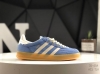 真标带半码Adidas Originals Gazelle Indoor 蓝色 此款鞋延续了橡胶外底和经典款式的传统。优质绒面革鞋面和标志性的3条纹采用明亮的对