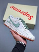 C版 Nike Sb Dunk Low X Supreme联名款 白绿小勾纯原大厂出品 极力推荐原装头层材料 独家版型蒸餾加工帶來的是更好的视觉和脚感体验大厂纯