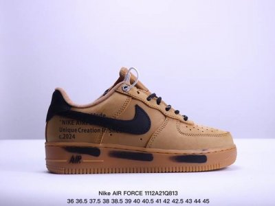 真标耐克Nike AIR FORCE 7 空军一号低帮百搭休闲运动板鞋。柔软、弹性十足的缓震性能和出色的中底设计，横跨复古与现代的外型结合，造就出风靡全球三十多