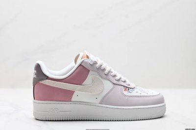 真标耐克Nike Air Force 1’07 Lx空军一号低帮百搭休闲运动板鞋。柔软、弹性十足的缓震性能和出色的中底设计，横跨复古与现代的外型结合，造就出风靡