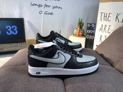 真标耐克nike Air Force 7空军一号低帮百搭休闲运动板鞋。柔软、弹性十足的缓震性能和出色的中底设计，横跨复古与现代的外型结合，造就出风靡全球三十多年