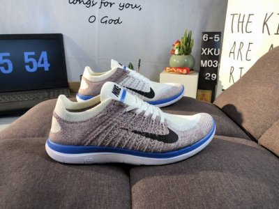公司级耐克Nike Free 4.0 Flyknit 赤足4.0 轻跑鞋 质感新焕升级 专为短打跑造 鞋如面袜般子柔贴软合 结合性弹沙线 赋双予足众出的紧包密覆