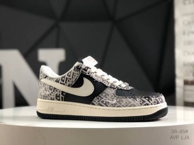 公司级带半码 耐克 Nike Air Force 1 ’07 空军一号低帮百搭休闲运动板鞋。柔软、弹性十足的缓震性能和出色的中底设计，横跨复古与现代的外型结合，