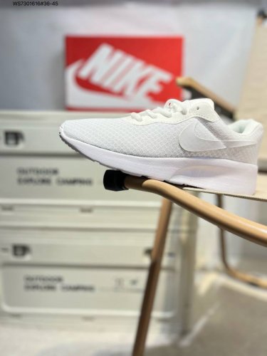 Nike Roshe Run 奥运伦敦三代小跑 拥有年轻时尚活力的版型 蜂窝式速干透气网面 轻盈舒适Eav发泡中底 脚感充分 轻便 柔软 众多优势难以概全 上脚