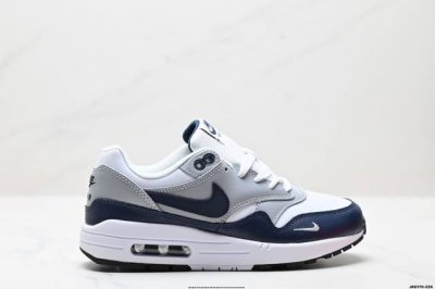 公司级Nike Air Max 1 耐克气垫 缓震 耐磨运动鞋 鞋身材质均选择皮革 织物 麂皮多种材质覆盖 保证质感的前提下 层次感也相当不错 带有开窗式 Ai
