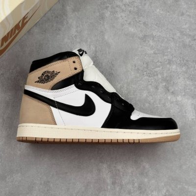 本地 核心私 Wmns Air Jordan 1 High Og “Latte” 拿铁咖啡 高帮百搭休闲运动鞋 鞋身以白色为底，在鞋头和Swoosh部分采用黑色