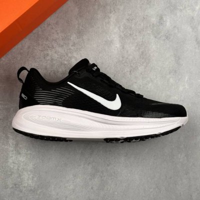本地 核心私 公司级Nike Vomero 18 耐克 舒适减震防滑 低帮跑步鞋 全掌Reactx泡绵中底 前掌和后跟还配备了Air Zoom气垫单元 据说跑起