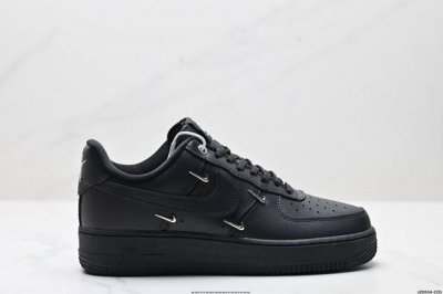 真标耐克Nike Air Force 1“07空军一号低帮百搭休闲运动板鞋。柔软、弹性十足的缓震性能和出色的中底设计，横跨复古与现代的外型结合，造就出风靡全球三