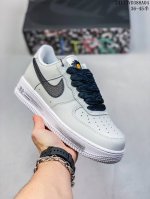 公司级带半码耐克Nike AIR FORCE 7 空军一号低帮百搭休闲运动板鞋。柔软、弹性十足的缓震性能和出色的中底设计，横跨复古与现代的外型结合，造就出风靡全