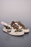 Fragment X Travis Scott X 猿人头 Air Jordan 1 Low 三方联名倒钩 全新的三方联名低帮倒钩鞋面延续了黑脚趾设计，整双鞋以