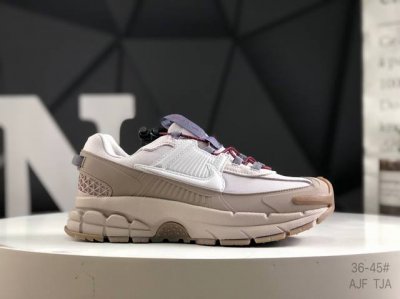 耐克 Nike Zoom Vomero Roam 马拉松复古跑五代休闲运动慢跑鞋 采用环保纤维革饰片组合网眼布鞋面材质 升级正确后跟Tpu加固 耐弯折热塑框架支