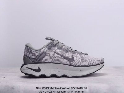Nike Wmns Motiva Cushlon30 波浪跑鞋鞋底采用夸张的弯曲几何设计，塑造弧形摇杆造型，助力轻松向前。顺畅迈步体验上脚即知，令你乐在其中中底
