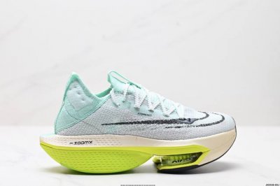 公司级新品发布 Nike Air Zoom Alphafly Next%整体采用前作的设计语言，并且对后者的细节进行升级，马拉松和长距离路跑的性能极限设计而生。