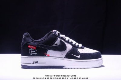真标耐克Nike Air Force 1“07空军一号低帮百搭休闲运动板鞋。柔软、弹性十足的缓震性能和出色的中底设计，横跨复古与现代的外型结合，造就出风靡全球三