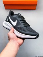 耐克Nike Air Zoom Structure 7X 网面透气跑鞋 原装组合大底 采用透气网眼鞋面搭配外翻式鞋口，为脚跟区域营造出色舒适度，而在鞋底部分，搭