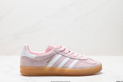 公司级Adidas Originals Gazelle Indoor 三叶草休闲防滑耐磨低帮板鞋 鞋头出色设计 塑就出众贴合感 稳固的后跟贴合足部曲线设计 软弹