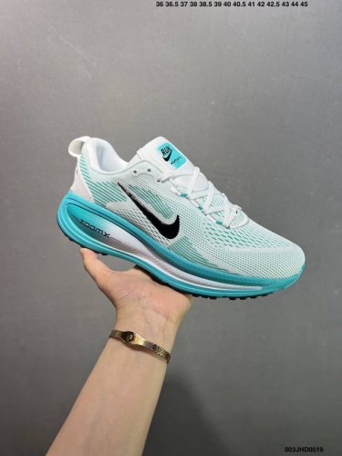 公司级Nk Air Zoom Vomero 18 轻便舒适公路跑步鞋 Hm6803-001 质感柔软 弹力充沛 助力一路畅跑 乐享不停 厚实泡绵缔造舒适的回弹效