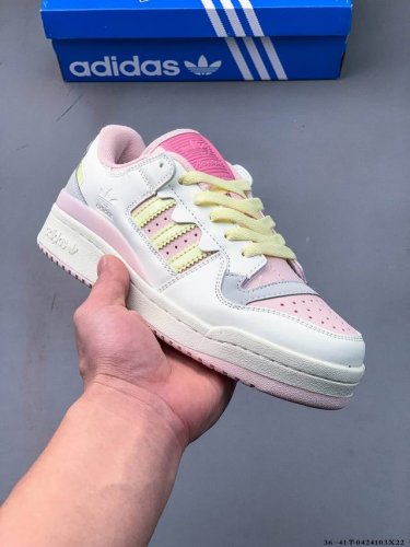 阿迪达斯 Adidas Originals Forum 84 Low Adv 低帮百搭潮流休闲运动板鞋。以复古篮球鞋的外形为基础，采用皮革拼接，简约百搭，更加贴