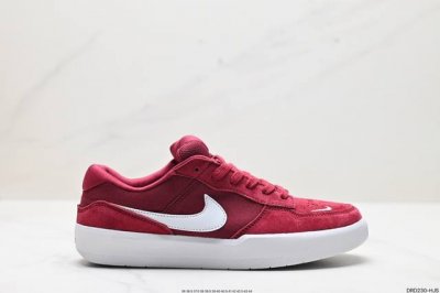 真标耐克nike Sb Force 58低帮休闲板鞋 是一款将前沿创新带入街头的单品，它具有硫化杯底，具有出色的耐用性和灵活性。使用帆布和绒面革，在饰面上放置通