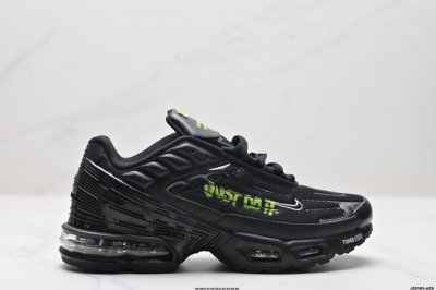 真标耐克 Nike Air Max Plus是nike旗下另类鞋款的代表，Tn 它诞生于1996年，是第一款使用tunedair气垫的跑鞋，其特点就在于实现各气