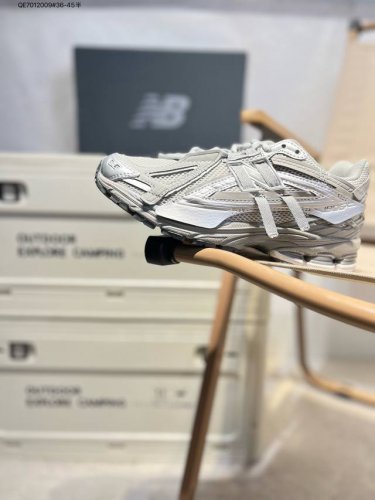 New Balance 1906系列复古老爹风休闲鞋 #采用轻质牛剖革拼接透气网眼衬垫织物鞋面材质 T-Beam大底提供足步弓支撑，保持步态稳定 后跟搭载外露缓