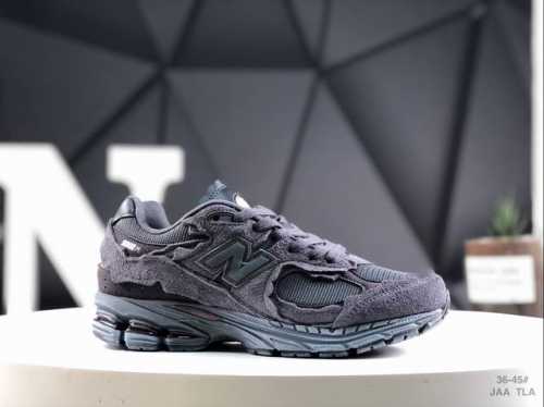 160 真标带半码New Balance 2002R 沿袭了面世之初的经典科技，以 Encap 中底配以升级版 N-Ergy 缓震物料。鞋面则采用特色的柔软麂皮