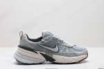 真标耐克Nike Wmns V2K Runtekk Low”White Grey Pink”复古潮系列未来复古老爹风百搭休闲运动慢跑鞋 货号:Fn6703-00