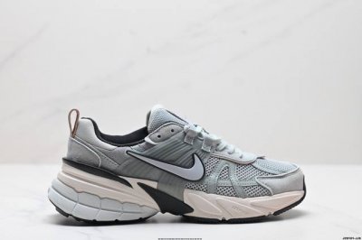 真标耐克Nike Wmns V2K Runtekk Low”White Grey Pink”复古潮系列未来复古老爹风百搭休闲运动慢跑鞋 货号:Fn6703-00