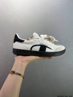 champion Champ T-Trainer 复古单品 冠军经典德训鞋型，运用简洁的色彩搭配，简约休闲。以80年代经典复古鞋形体为篮本，整体造型干练又释放出