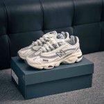 270 核心私 New Balance M1000 复古跑鞋 符合潮流趋势的复古老爹鞋型 采用硬质牛剖革拼接透气网眼衬垫织物鞋面材质T-Beam大底提供足步弓支