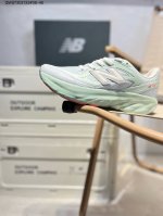 原楦原纸版开发版型#采用超轻透气3D针织网纱线材料结构鞋面及打印Logo细节#中底嵌入Fuelcell轻量化技术组合全掌纤维塑料Tpu板Nb新百伦New Bal