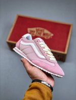 vans Super Lowpro 复古薄底 Vans Super Lowpro 的原型为 Vans 在上世纪 80 年代推出的一款竞赛鞋 Style 84 尺