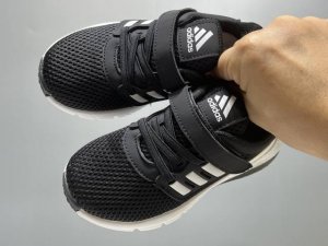 特价 A家新款网面魔术贴松紧带儿童运动鞋 Size：26-37码 经典Adidas款式 网面拼接，透气又舒适 耐磨防滑大底，脚感超赞