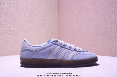 阿迪达斯 Adidas Originals Gazelle Indoor复古三叶草防滑透明橡胶板鞋经典运动鞋。这款经典鞋,忠于原版设计,缀撞色三条纹和鞋跟饰片。