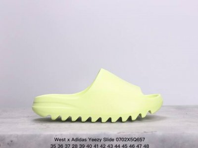 West X Adidas Yeezy Slide Glow Green 椰子户外风格沙滩涉水百搭运动穿搭拖鞋拖鞋 Yeezy Slide 采用 Eva 泡棉以