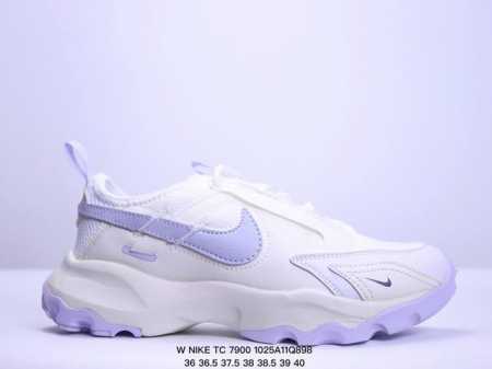 公司级W NIKE TC 7900 新款老爹鞋 注入非凡时尚气息 塑就高雅外观 耐穿合成材质搭配柔软丝绒 该鞋款保留了挚爱的加垫鞋口 柔软泡绵缓震配置 和抓附力 - 点击图像关闭