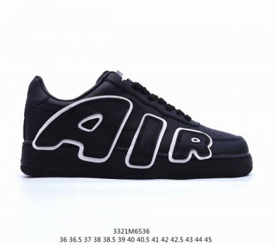 公司级耐克nike Air Force 1 Low 空军一号低帮百搭休闲运动板鞋。柔软、弹性十足的缓震性能和出色的中底设计，横跨复古与现代的外型结合，造就出风靡