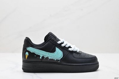 230 真标耐克Nike Air Force 1’07空军一号低帮百搭休闲运动板鞋。柔软、弹性十足的缓震性能和出色的中底设计，横跨复古与现代的外型结合，造就出风