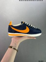 原楦开发版型#斜纹过胶工艺 耐克Nike Classic Cortez 经典阿甘休闲跑步鞋。纯粹而执着的精神，使得Cortez种在了一代人的心里，无论是否喜欢它