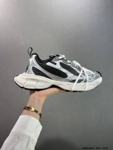 公司级Balenciaga 巴黎世家 采用环保再生超纤革与网眼织物鞋面材质 原鞋一致重度做旧效果 ，全原装Eva环保去臭环型鞋垫，全新开发5层私模,搭载轻量发泡