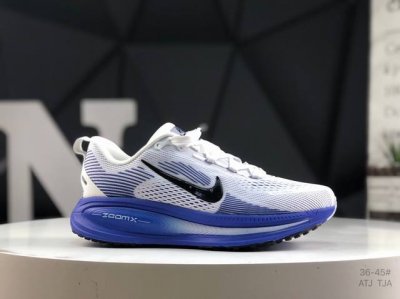 真标带半码 耐克 Nike Vomero 18 舒适减震防滑 低帮跑步鞋 全掌Reactx泡绵中底 前掌和后跟还配备了Air Zoom气垫单元 据说跑起来更快更