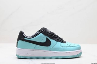真标耐克Nike Air Force 1“07空军一号低帮百搭休闲运动板鞋。柔软、弹性十足的缓震性能和出色的中底设计，横跨复古与现代的外型结合，造就出风靡全球三