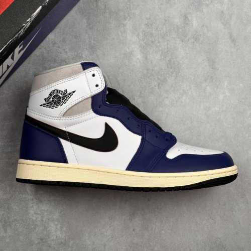 本地510 核心私 air Jordan 1 Retro High Og 高帮 蓝白黑 Aj1 乔丹1代 乔丹篮球鞋系列 鞋身采用了蓝色和白色的组合，鞋面采用白