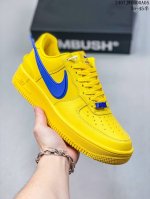 耐克ambush X Nk Air Force 1‘07 Low ”Phantom“ 联名款 空军一号低帮休闲板鞋 鞋款鞋身以及内衬均采用了纯色皮革打造，标志性