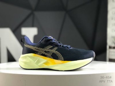 asics 亚瑟士 Novablast 5 Le 稳定跑鞋鞋面采用双层提花网面设计，提高包裹性和透气性，后跟搭载稳定系统科技T-Gel提升整体支撑力和结构感，减